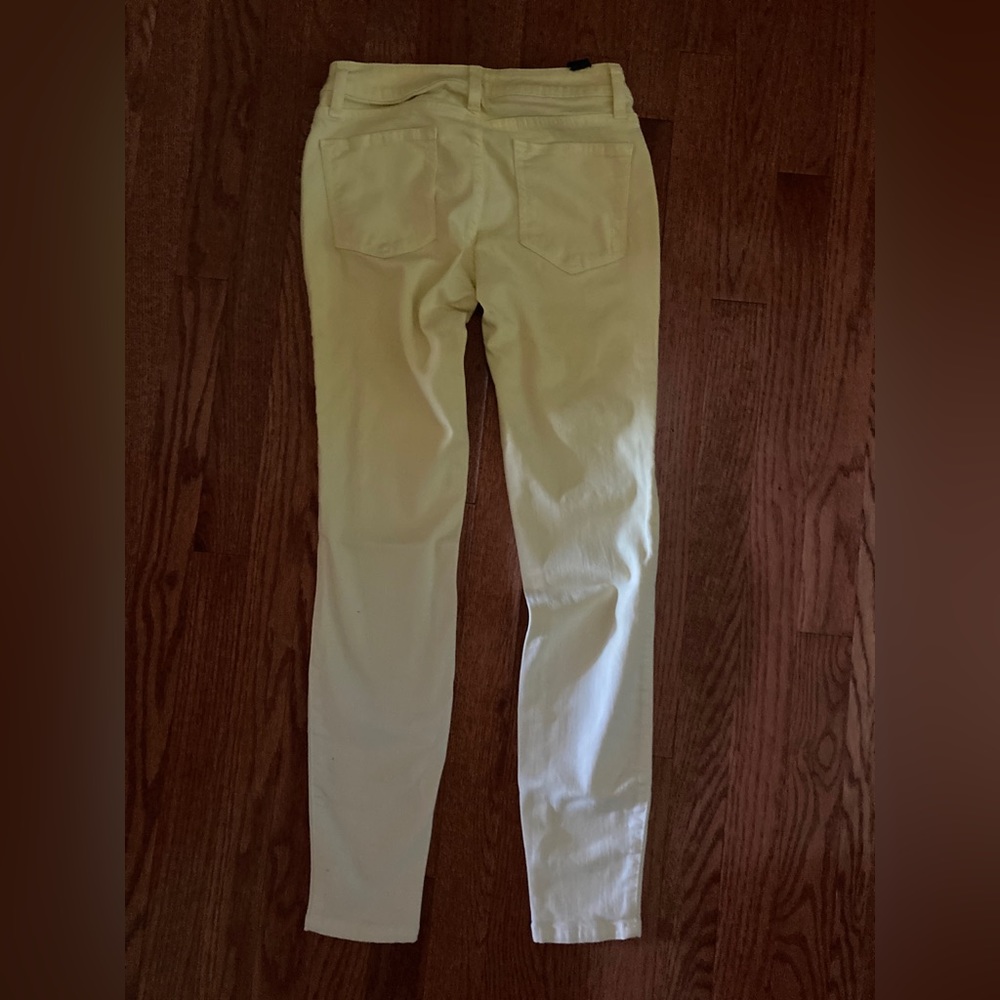 Bebe jeans.  Yellow fade to white.  Size 28. No rips or holes or stains.
